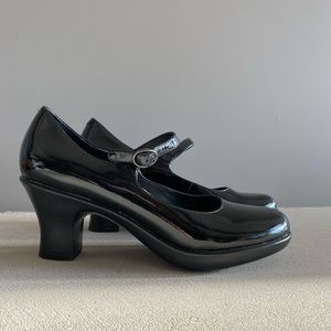Like new patent leather Dansko Mary Janes, 39